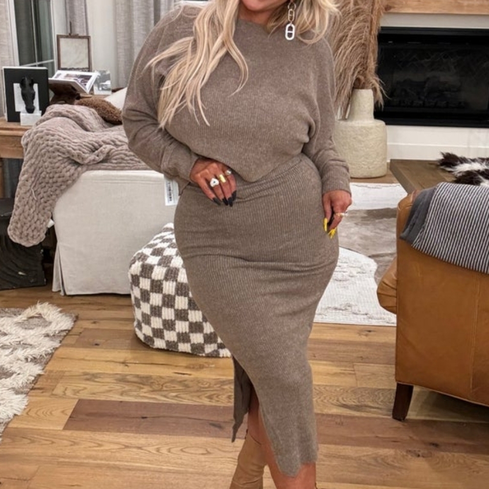 NWOT Chic Midi Skirt Matching Asymmetric Crop Sweater Top Set Cute Cozy Playful